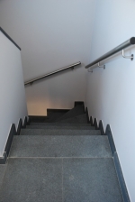Inrichting traphal: bekleden van trap met natuursteen + plaatsen van leuning
